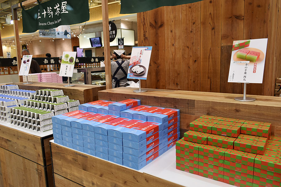 「赤福餅」(1300円)をはじめとし、夏季限定のお菓子などお土産にもうれしいアイテムもずらり