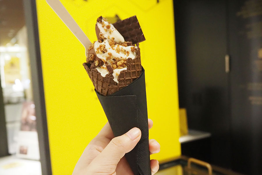 心斎橋・渋谷店舗限定ソフトクリーム「ビスキュイ ピュール・ブール」と「ショコラ」の「ミックス」(テイクアウト1080円・イートイン1100円)