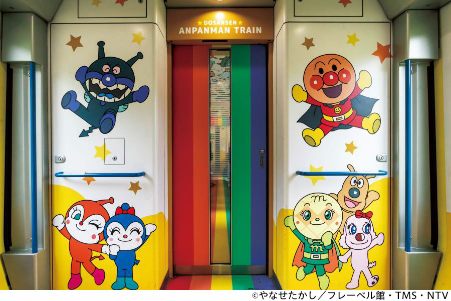 1号車のデッキやトイレでは、至るところでアンパンマンとそのなかまたちがお出迎えしてくれる