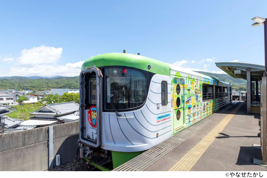 「オープンデッキ車両」は青と緑の2車両があり、どちらの車両にもやなせたかしさんが生んだ各駅のキャラクターがデザインされている