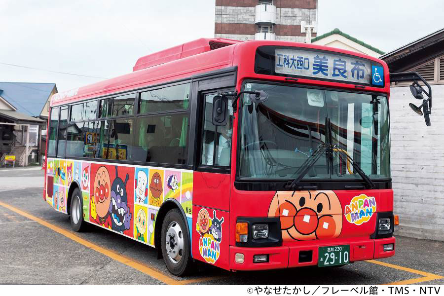 2車両あるうちのひとつ「アンパンマン」車両は赤い車両で、車体にはアンパンマンとそのなかまたちがラッピングされている