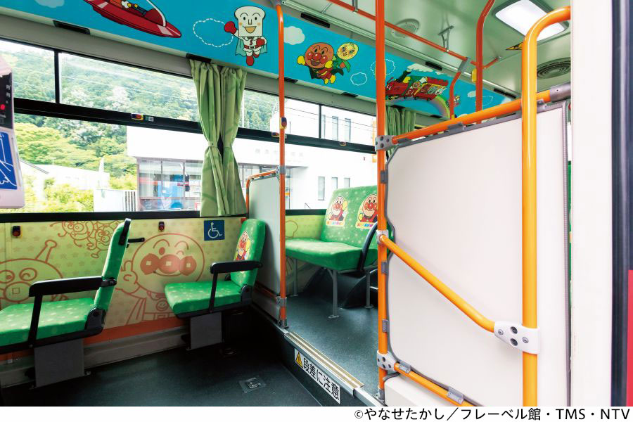 車内もアンパンマンとそのなかまたちがデザインされているだけでなく、シートにもアンパンマンのイラストが施されている