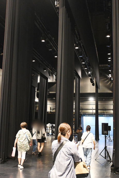 客席からは見えないけど、舞台の天井はこんなに高い(撮影:Lmaga.jp)