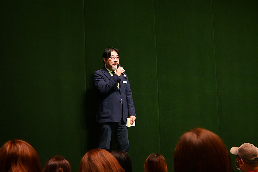 前説をする村田元 劇場支配人(撮影:Lmaga.jp)