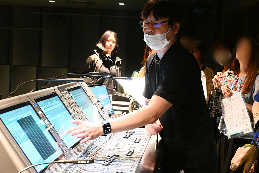 音の出し方や光の調整について説明するスタッフたち(撮影:Lmaga.jp)