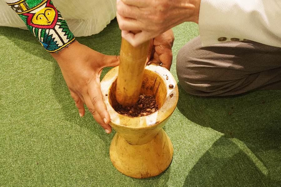 コーヒー豆を砕く様子