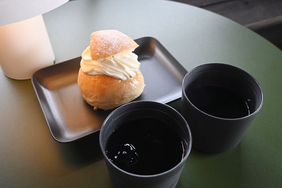 北欧で2〜3月のみ楽しめるというスイーツ「セムラ」とともに