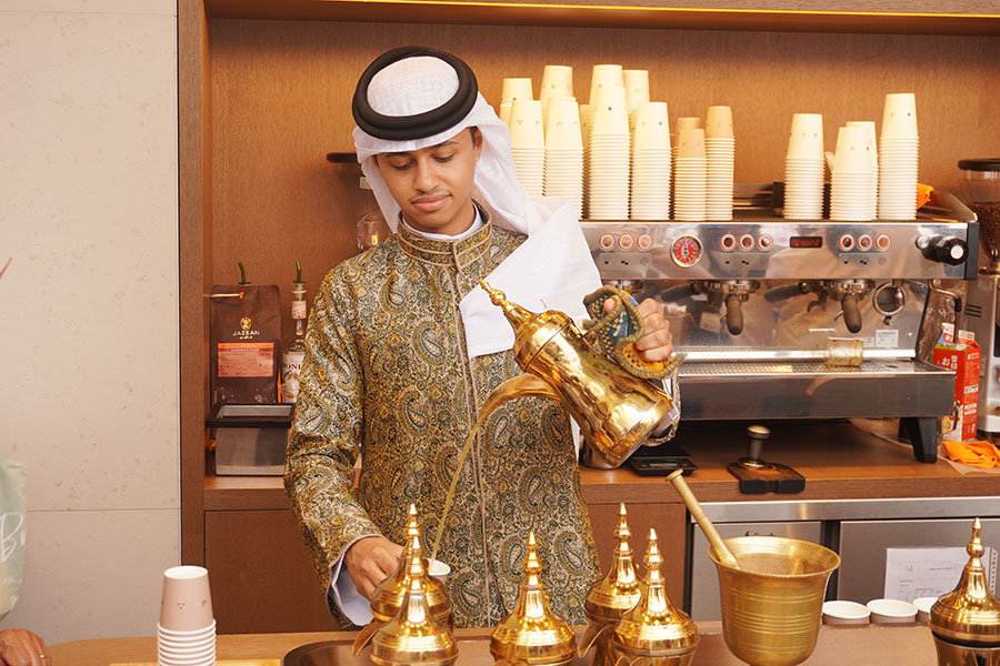 サウジアラビア館のカフェでコーヒーを淹れる様子