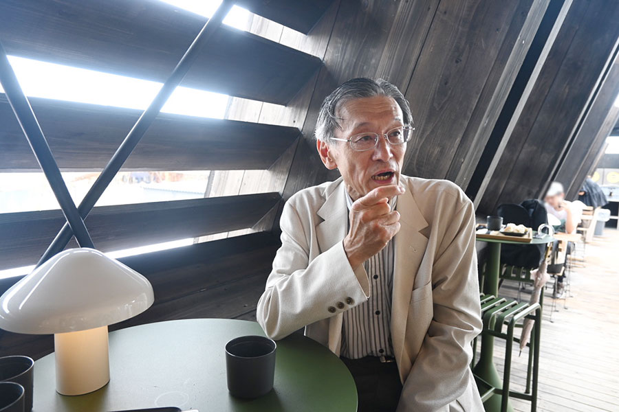 ノルディックサークルのカフェでコーヒーについて語る栄さん