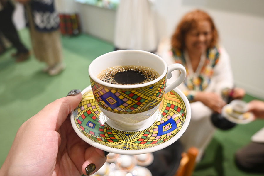 エチオピアのコーヒー。小さいカップがかわいい