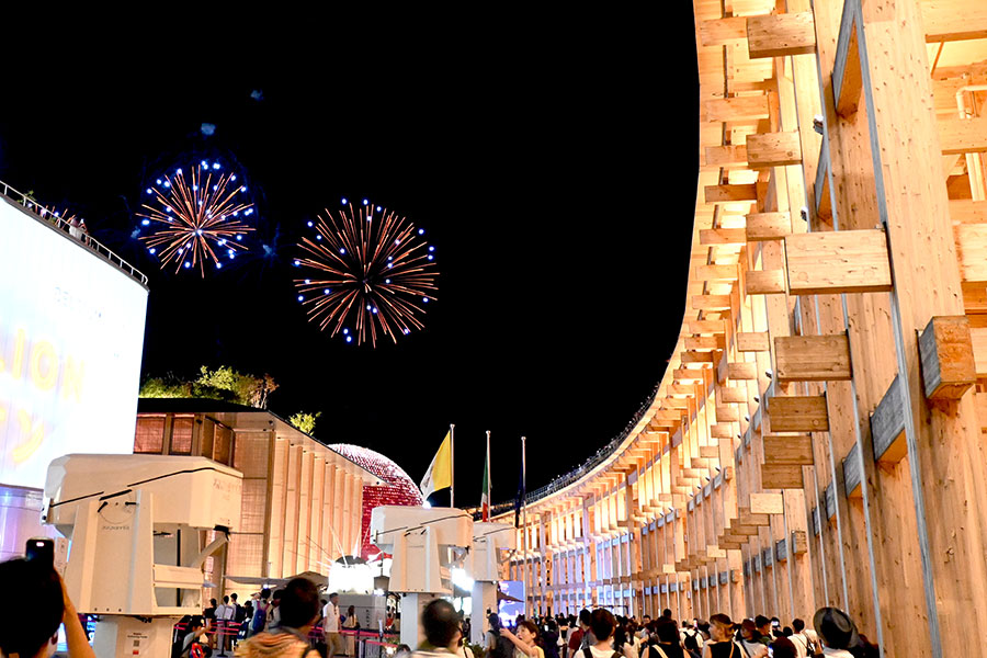 『大阪・関西万博』にて花火打ち上げを待つ人々(7月21日)