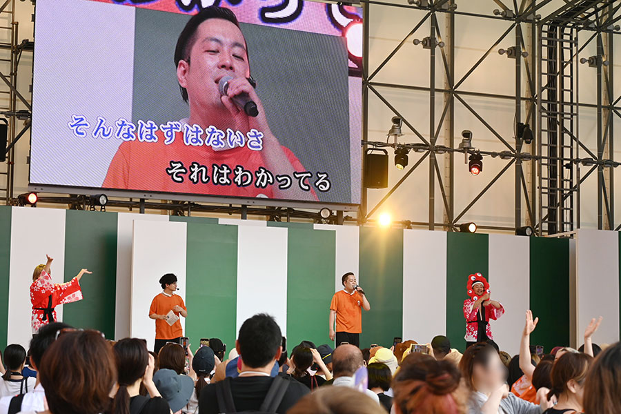 『盆踊りのアシタ』で、テレながらも福山雅治の『HELLO』を歌い上げるエバース町田(7月7日/大阪・関西万博)