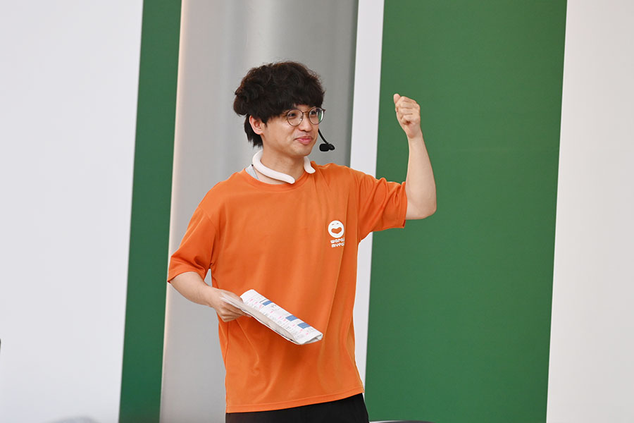 『盆踊りのアシタ』で、一般客のカラオケを盛り上げるエバース佐々木(7月7日/大阪・関西万博)