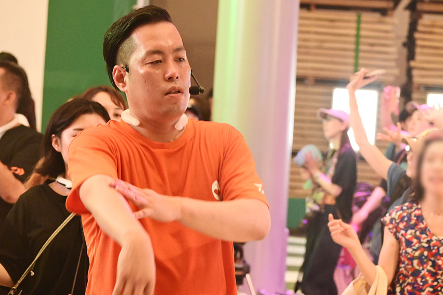 『盆踊りのアシタ』で、ステージ下に設置されたヤグラを囲んで踊るエバース町田(7月7日/大阪・関西万博)