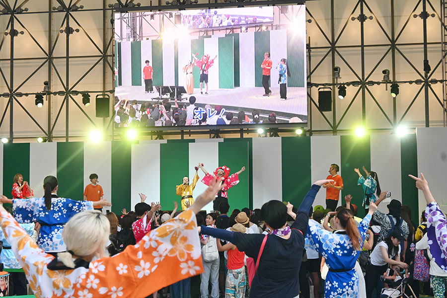 『盆踊りのアシタ』で、曲によっては一体となる会場(7月7日/大阪・関西万博)
