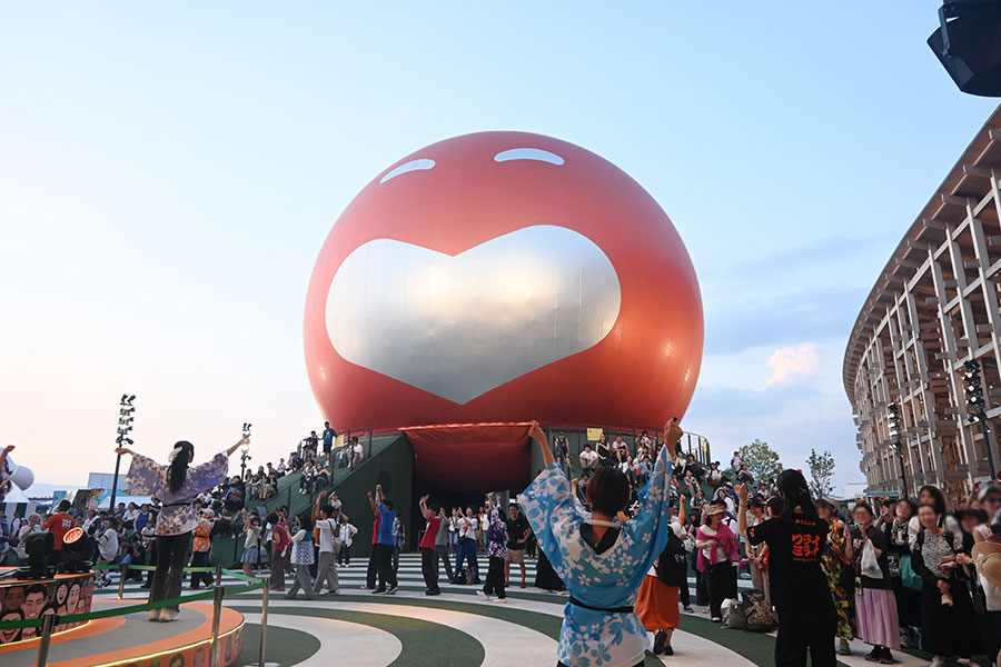 『盆踊りのアシタ』で、ステージ下に設置されたヤグラを囲んで踊る人々(7月7日/大阪・関西万博)