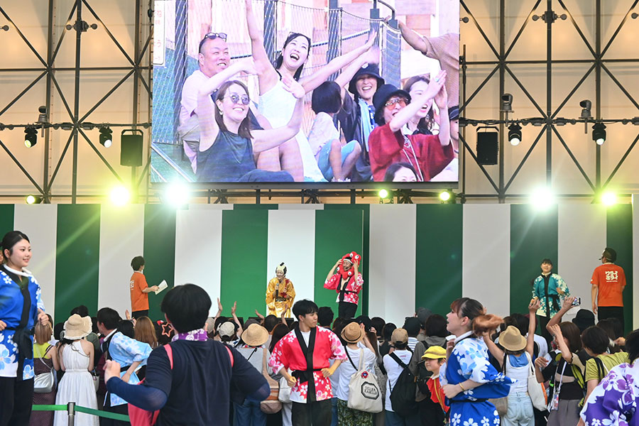 『盆踊りのアシタ』で、マツケンサンバにノリノリになる観客たち(7月7日/大阪・関西万博)