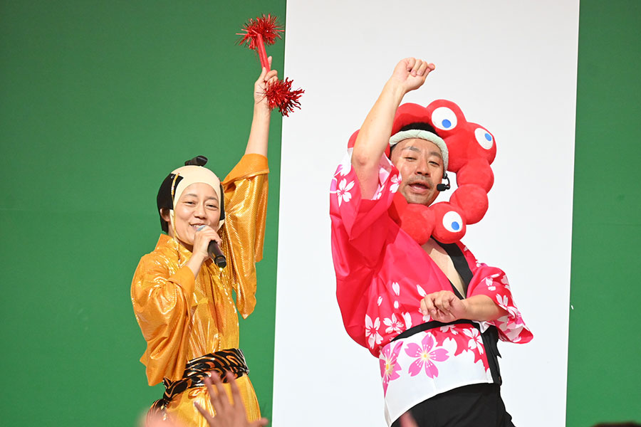 『盆踊りのアシタ』で、一般客とマツケンサンバを踊るレイザーラモンRG(7月7日/大阪・関西万博)
