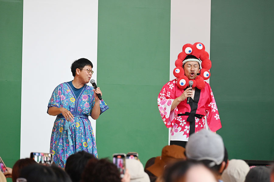 『盆踊りのアシタ』で、リクエストに応え、参加者とバービーボーイズの『目を閉じておいでよ』をデュエットで歌い上げるレイザーラモンRG(7月7日/大阪・関西万博)