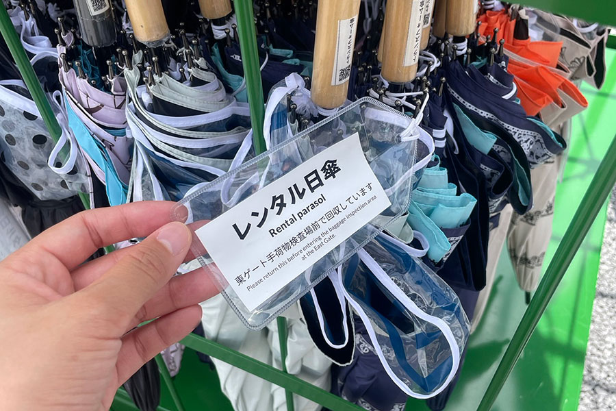 『2025大阪・関西万博』東ゲート前の日傘レンタル。手荷物検査場前で回収となる(7月11日/Lmaga.jp撮影)