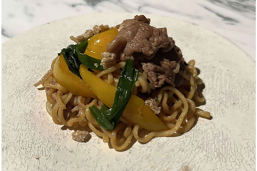 万博オーストラリアパビリオンにて無料配布される、オージー・ラムを使った「大阪風ラム焼きそば」イメージ