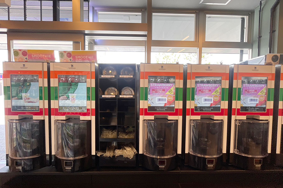 「セブン‐イレブンウォータープラザ店」の「セブンカフェ スムージー」マシン(7月18日/Lmaga.jp撮影)