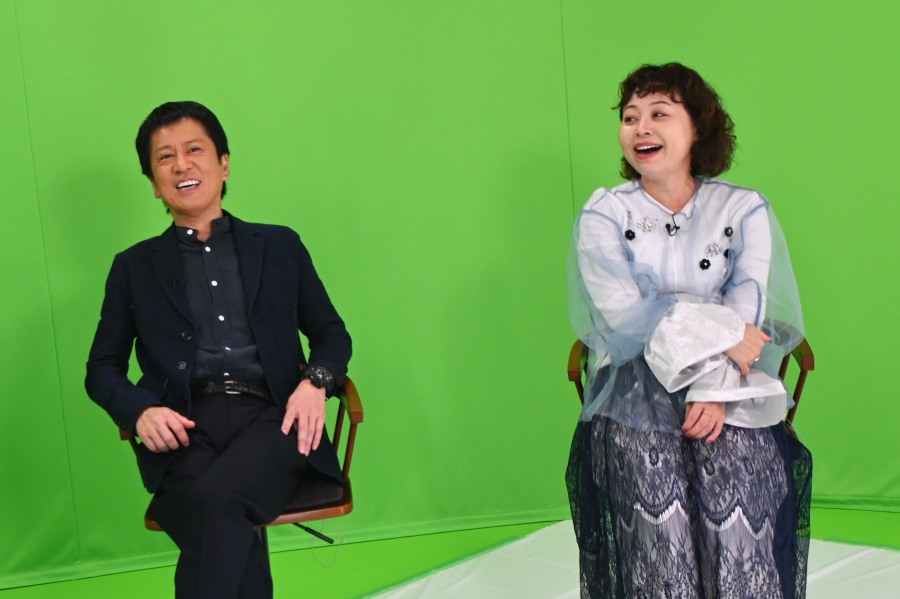 『地元民に聞くのが一番や!! ベタ褒めグルメ ベスト店』(テレビ大阪)収録後の取材に応える、山之内すず、ブラックマヨネーズ、なるみ(撮影 7月18日/テレビ大阪)