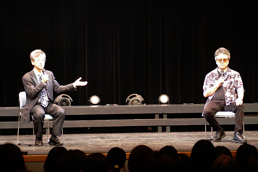 舞台『あゝ同期の桜』大阪公演初日に開催された、演出・出演の錦織一清によるファンクラブ限定プレトーク会。脚本家・上田浩寛(左)から「何時間も芝居の話ばかりしている」と褒められる場面も(7月26日・大阪市内)