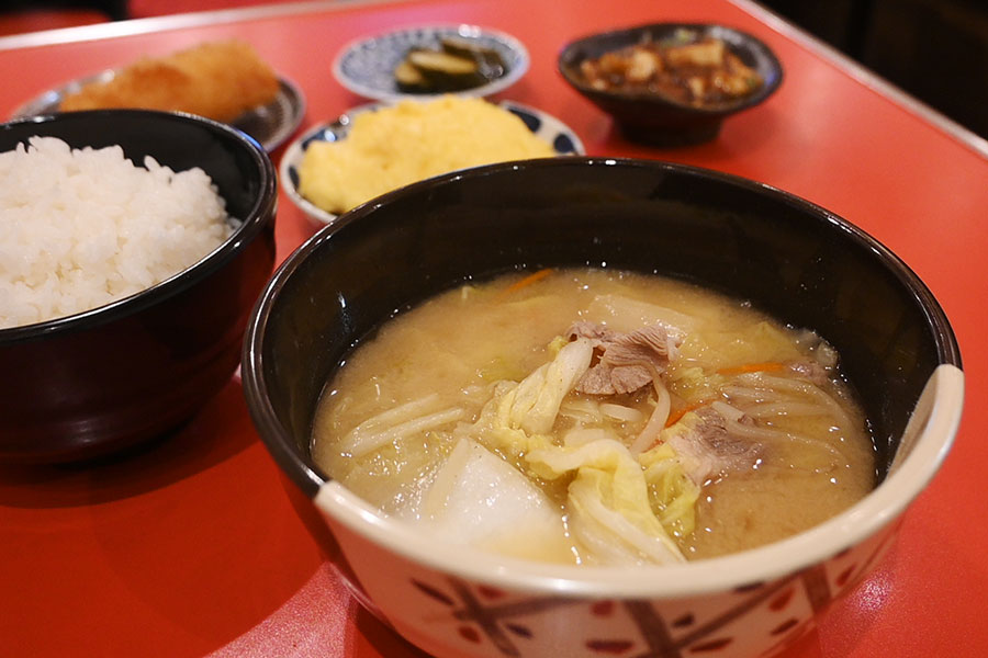 「堂山食堂本店」で提供される「中華食堂 十八番」のとん汁定食(660円)
