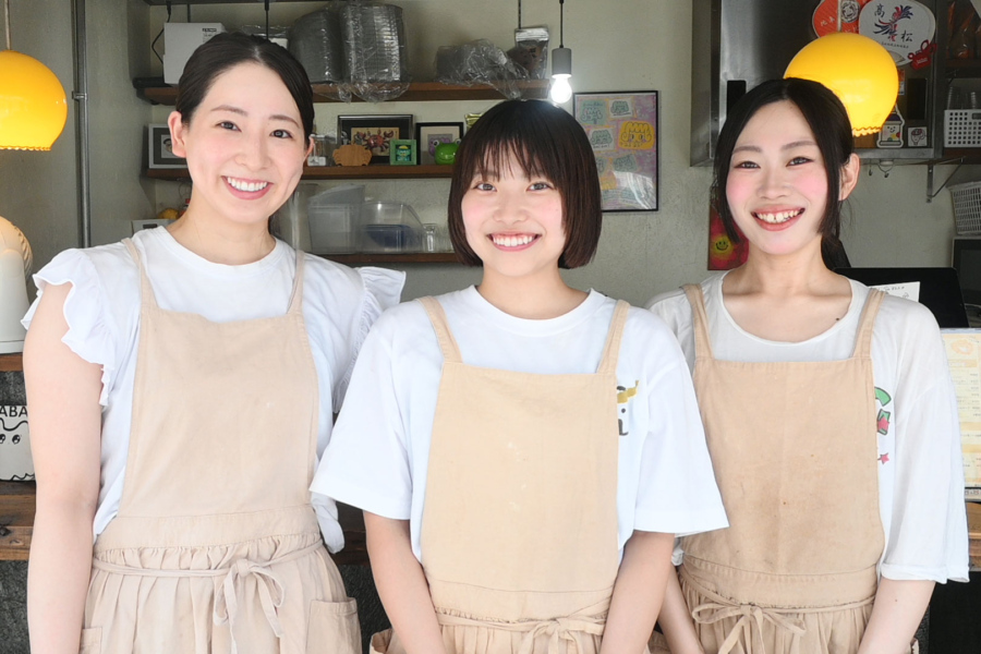 真ん中が店主の遠藤桃華さん。両脇のスタッフさんは元々「クレープえんどう」の常連客だとか