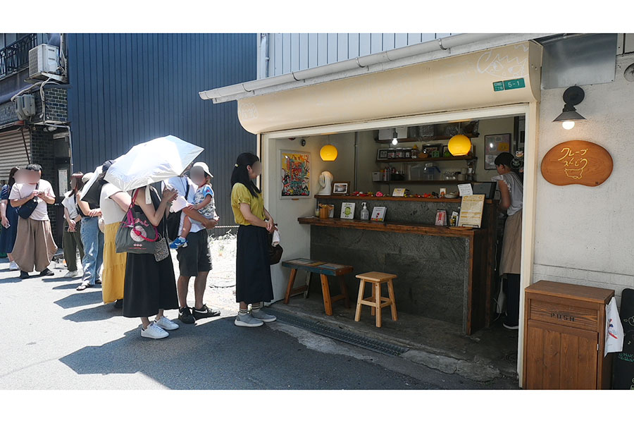 「クレープえんどう寺田町本店」には12時のオープン前から行列が...