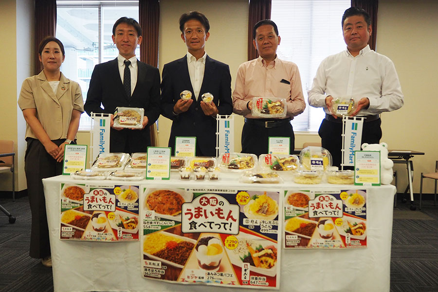 「ファミリーマート」と関西有名店の担当者によるメディア発表会で、コラボ商品が発表された(7月18日・大阪市内)