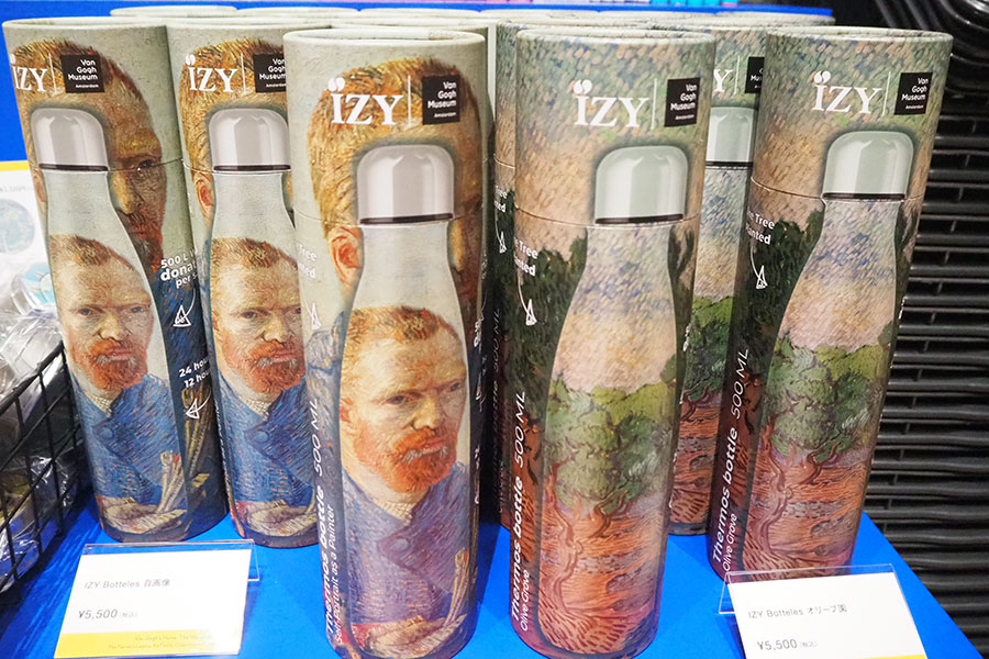 「IZY」と「ファン・ゴッホ美術館」特別コラボ品・名画を360度フルカラーで再現した「IZYボトル」(5500円)