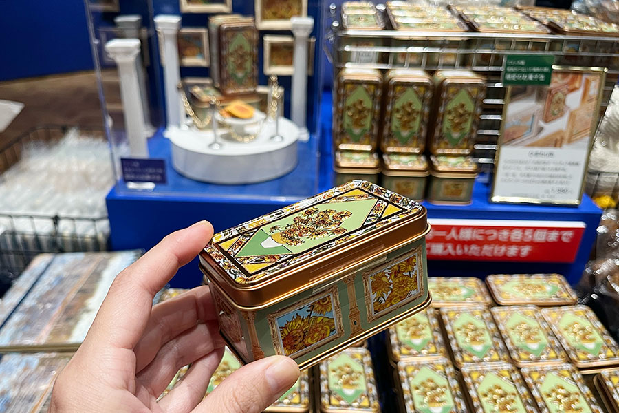 「青山デカーボ」とのコラボ「『ゴッホ展 家族がつないだ画家の夢』限定ひまわり缶」かぼちゃの焼き菓子8枚入り(1350円)