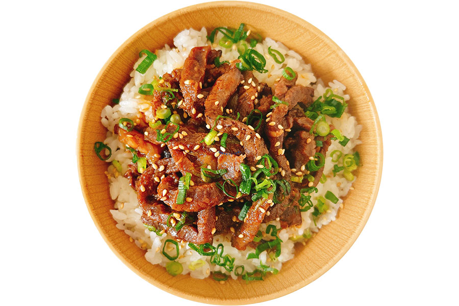 「大阪グルメEXPO2025」に出店する「北海道焼肉丼」の別海牛炙りユッケ丼