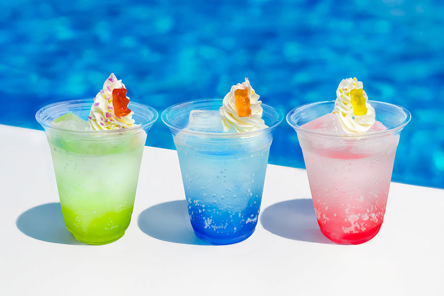 「ザ・ブーン カフェ」の炭酸ドリンク。左から、さわやかグリーンアップルソーダ、ブルーオーシャンソーダ、トロピカルピーチソーダ(各700円)