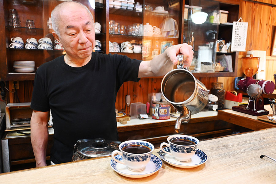 ピンチをチャンスと前向きに捉える店主・小川流水さん。コーヒーは100年前から変わらぬ淹れ方で