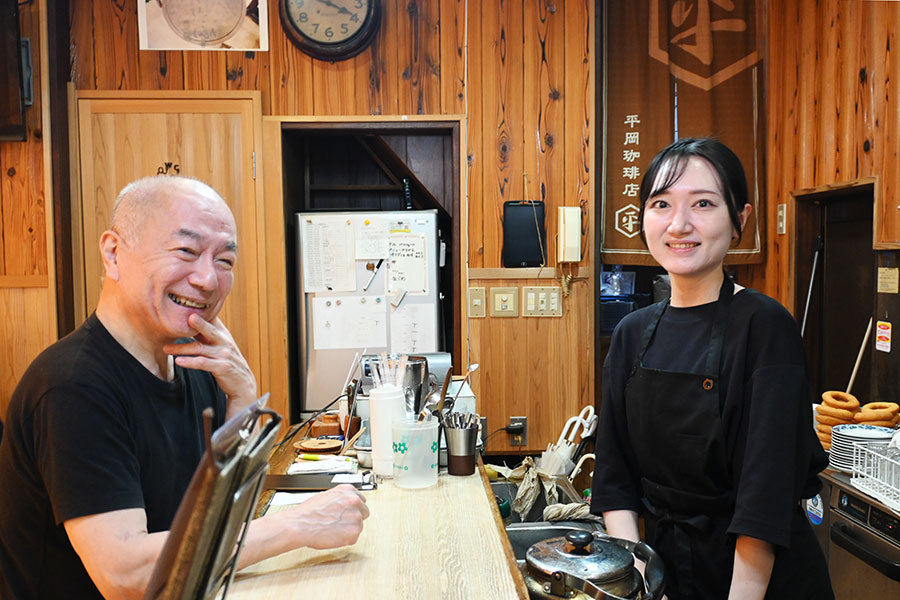 左から店主の小川流水さん、店長のたむさん
