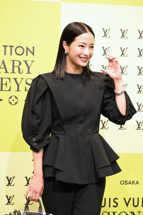 ハートを求められ、笑顔をみせる広瀬すず(7月14日・Lmaga.jp撮影)