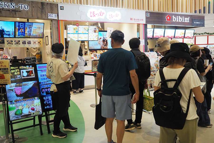 「大阪ヘルスケアパビリオン」1階ミライの食と文化ゾーンでは、多くの人が「ほっかほっか亭」のメニューに足を止めていた(7月2日・大阪市内)
