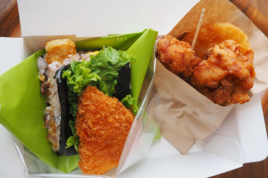 セットメニューも好評「ワンハンドBENTO 海苔弁」に唐揚げ2個、ハッシュポテトが付く(1100円)