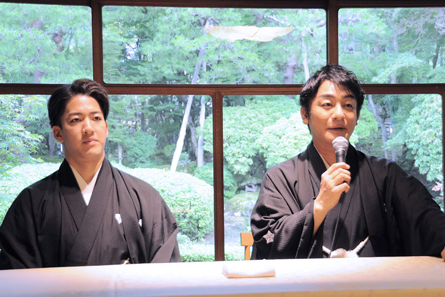 会見中の2人