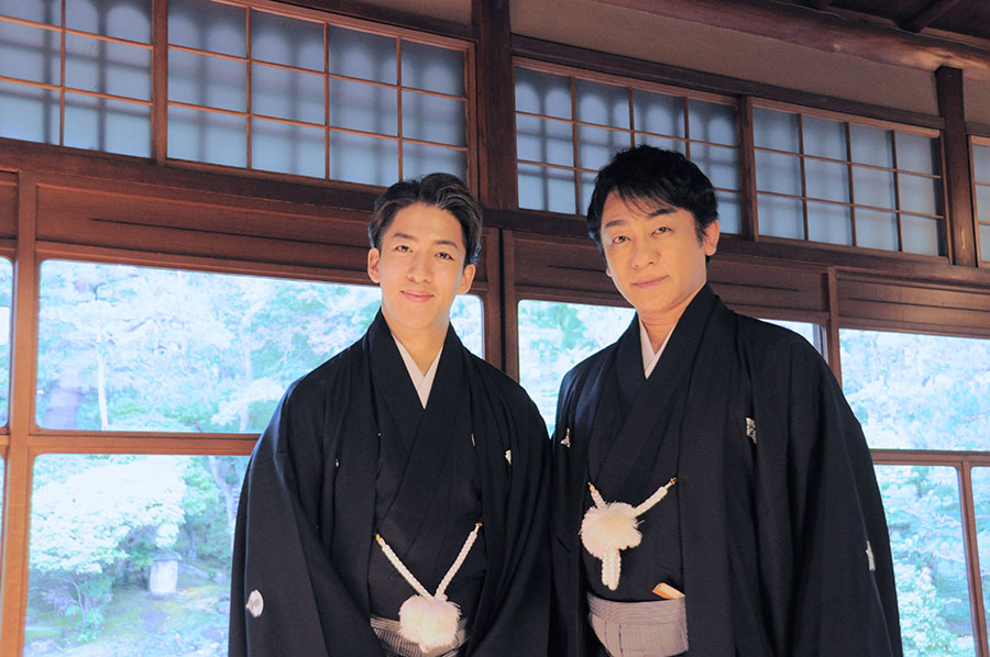 左から尾上右近、片岡愛之助(7月18日・京都市内)