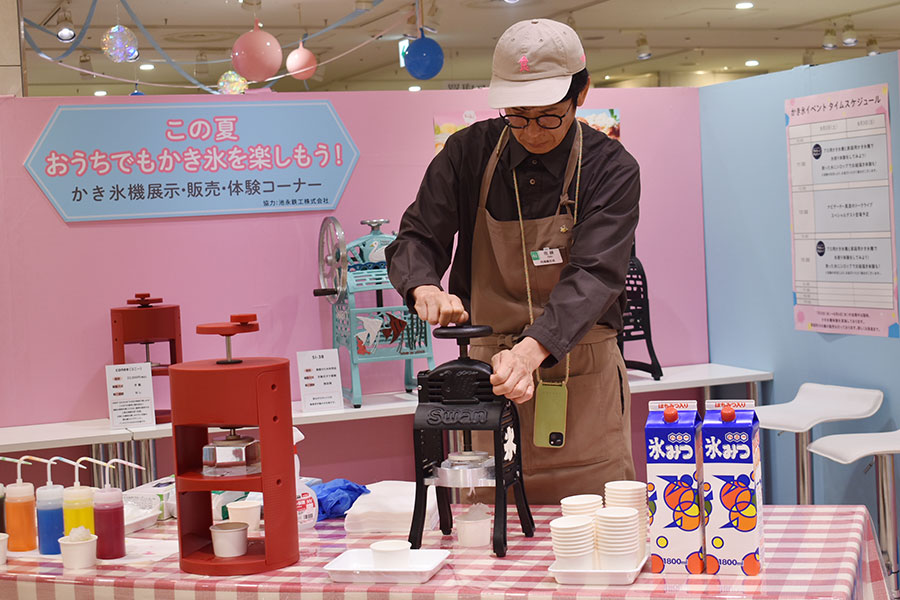 かき氷機は試運転もでき、その場で食感を確かめることもできる
