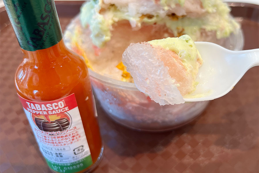 「まるごとトマトナチョス」はタバスコをかけて味変するのも楽しい