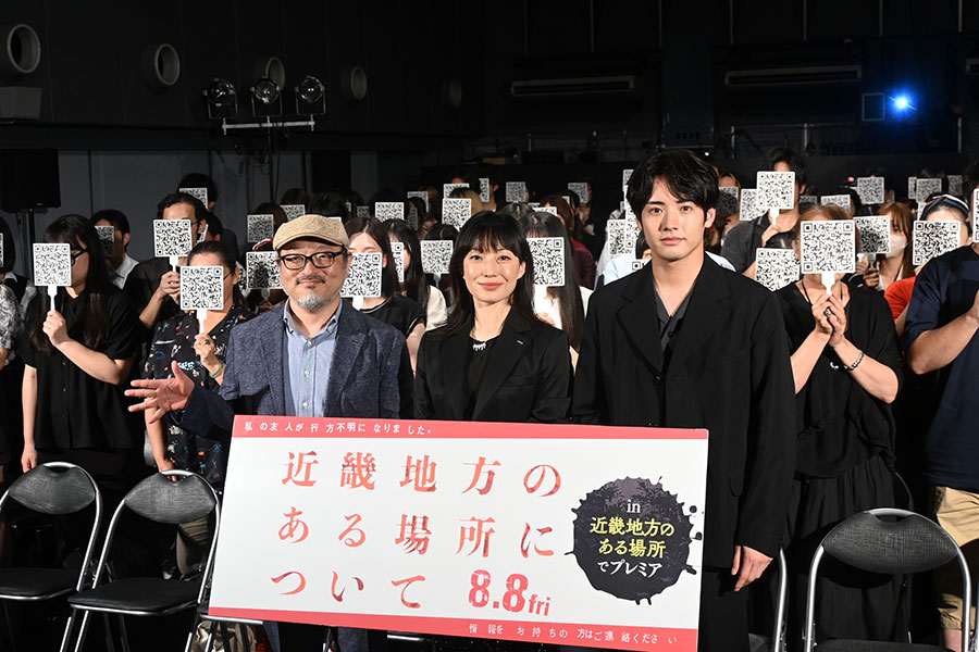 映画『近畿地方のある場所について』の近畿プレミアイベントに登壇した菅野美穂と赤楚衛二(7月16日・大阪市内)