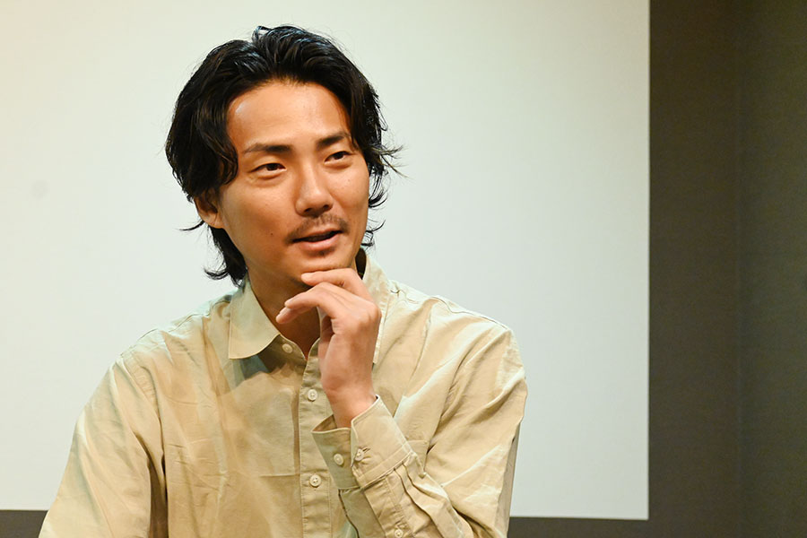 初の老けメイクについて振りかえる毎熊克哉(Lmaga.jp撮影)