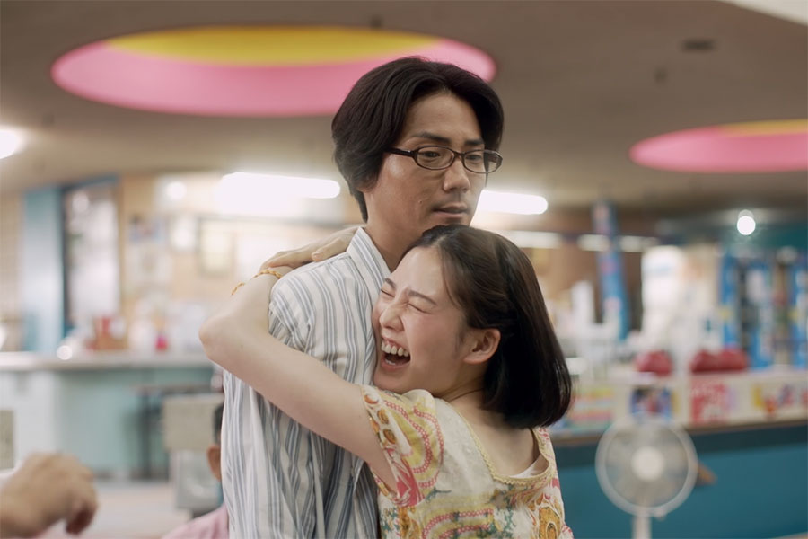 映画『「桐島です」』より。桐島聡(毎熊克哉)、キーナ(北香那) (C)北の丸プロダクション