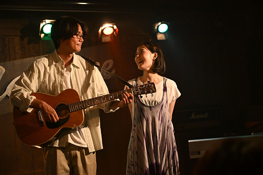映画『「桐島です」』より。桐島聡(毎熊克哉)、キーナ(北香那) (C)北の丸プロダクション