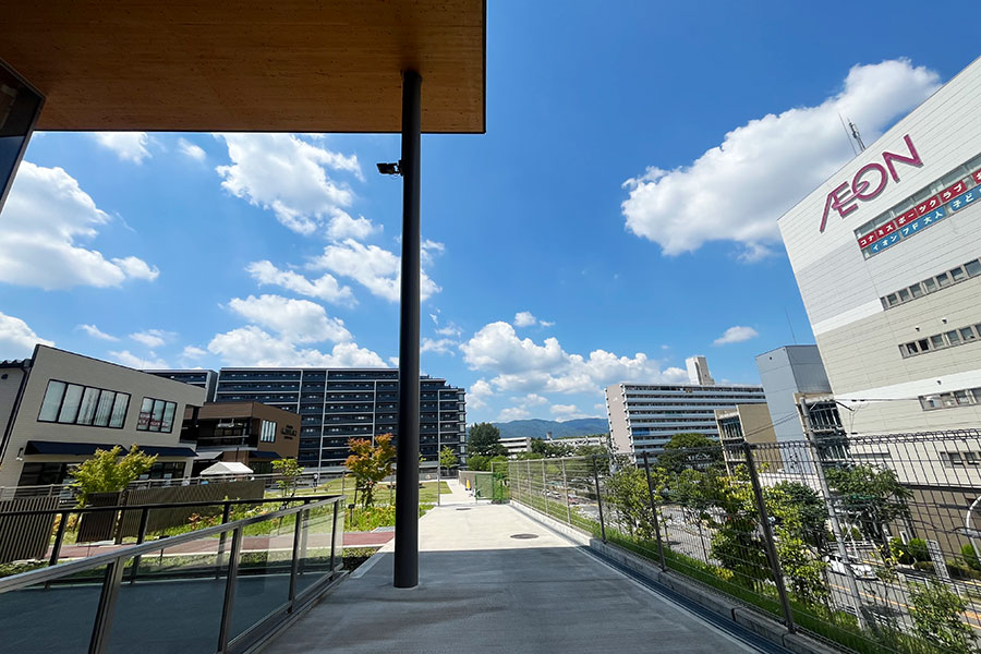 阪急・北千里駅前にはイオンなどが入る大型商業施設「ディオス北千里」もあるが建て替えが検討されており、「グリーンプレイス」は新たな駅前の顔に!?